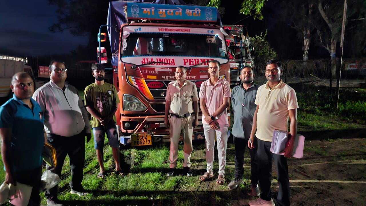 अवैध उर्वरक परिवहन पर बड़ी कार्रवाई, 240 बोरी जैविक खाद जब्त
